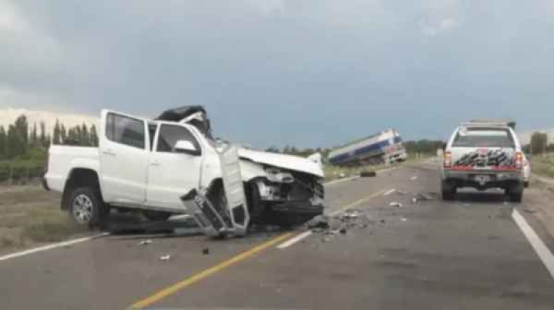 Tras el fuerte impacto, el conductor murió y los tres chicos que viajaban con él resultaron heridos. (Foto: Gentileza Sitio Andino)
