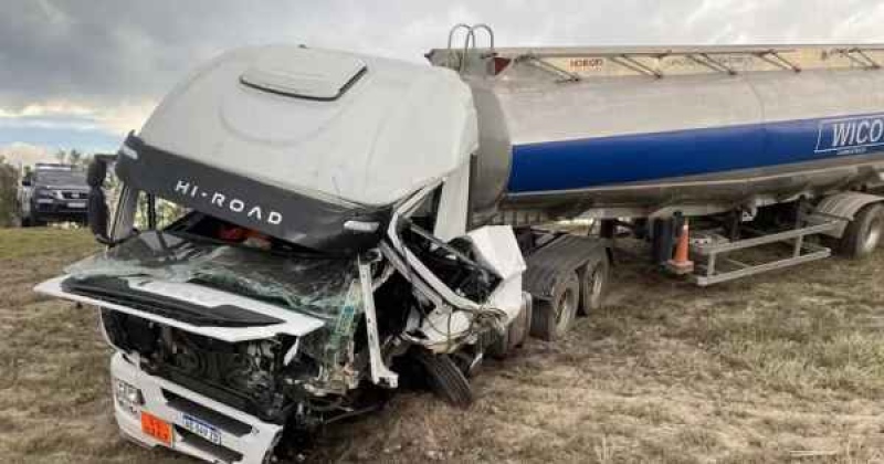 El conductor del camión está fuera de peligro. (Foto; Gentileza Sitio Andino)