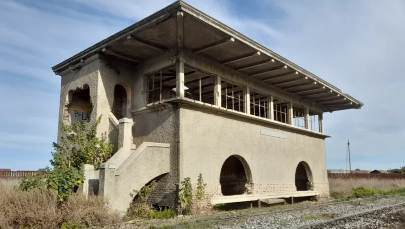 Sola en el olvido: una maravilla arquitectónica que ordenó el mayor tráfico de trenes del país