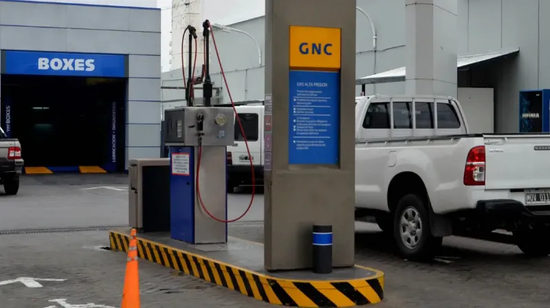 El presupuesto promedio para pasar un auto a GNC con tanque de 60 litros ronda los $930.000 y $950.000. (Foto: Télam)