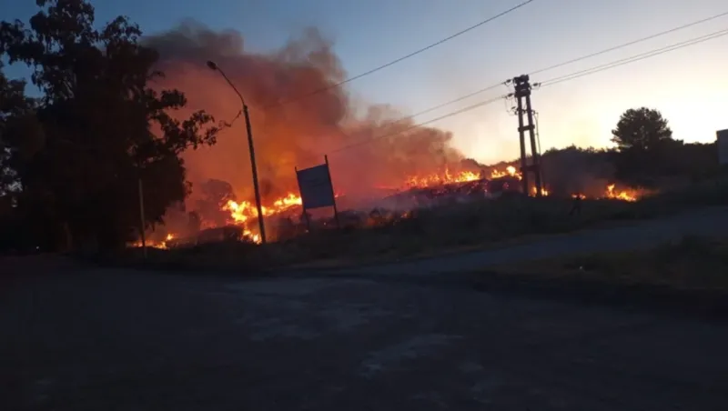 Un gran incendio afectó uno de los ingresos a Monte Hermoso