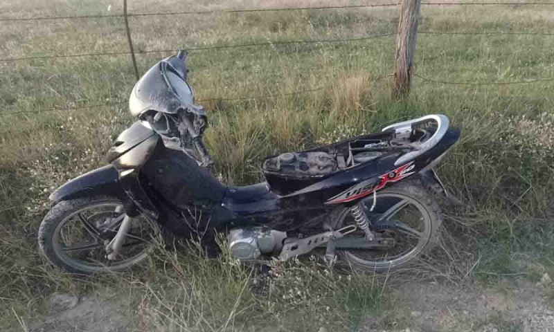 Una motociclista murió en un camino vecinal de Saavedra