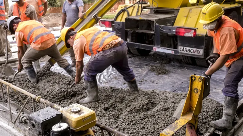 Actualmente hay en ejecución en todo el país unas 2185 obras y poco más de 96 mil viviendas. (Foto: NA)