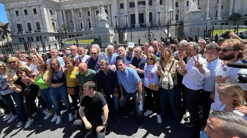 Los diputados de Unión por la Patria se movilizaron al Congreso en la protesta convocada por la CGT (Foto: UXP).