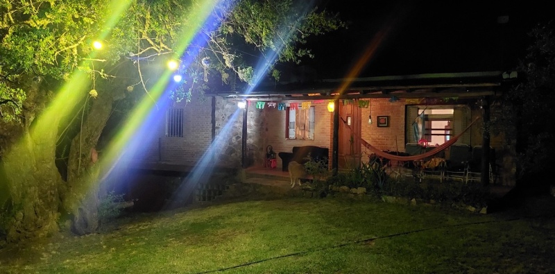   Noche. La casa de Traslasierra de Adrián Haidukowski cuando el mundo parece calmo. Una tranquilidad aparente que oculta mucha vida que no percibimos.