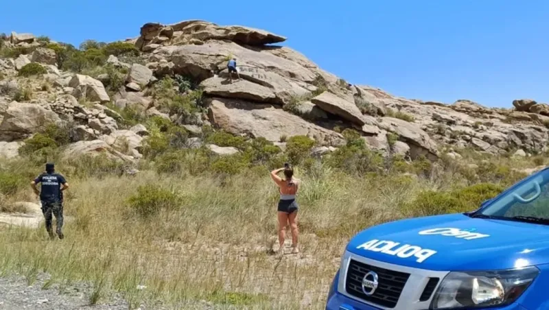 Obligaron a un turista a limpiar una piedra de las Altas Cumbres que vandalizó con graffiti