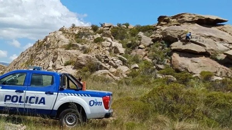 Obligaron a un turista a limpiar una piedra de las Altas Cumbres que vandalizó con graffiti