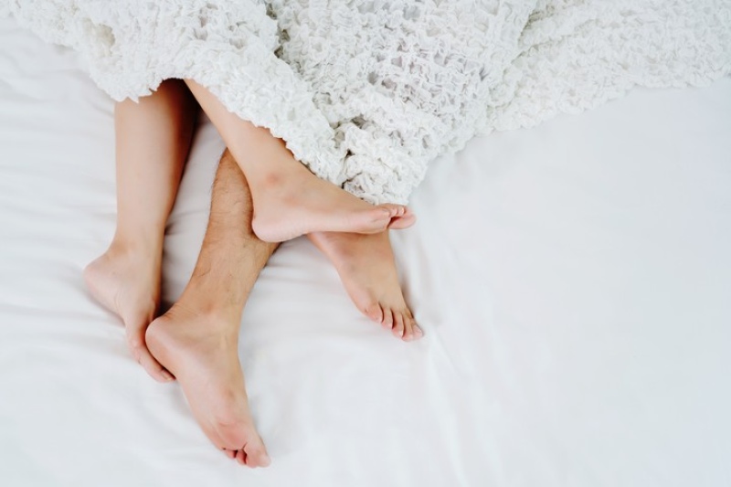 Mientras los jóvenes están más disponibles al sexo, los adultos suelen buscar más compañía y ternura. Foto: ilustración Shutterstock.