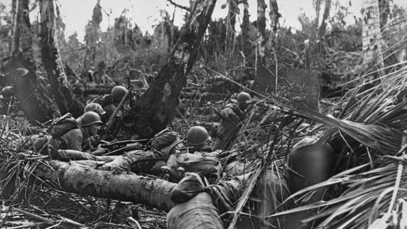  Marines de los Estados Unidos en la selva de Guam durante las batallas contra el ejército de Japón en 1944 (Photo by Bettmann Archive/Getty Images)