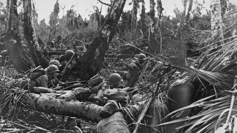 Marines de los Estados Unidos en la selva de Guam durante las batallas contra el ejército de Japón en 1944 (Photo by Bettmann Archive/Getty Images)