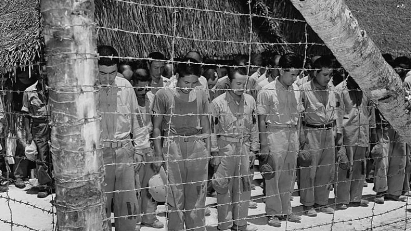 Soldados japoneses en un campo de prisioneros norteamericano de la isla de Guam durante el anuncio de la rendición por parte del emperador Hirohito el 15 de agosto de 1945 (Photo by © CORBIS/Corbis via Getty Images)