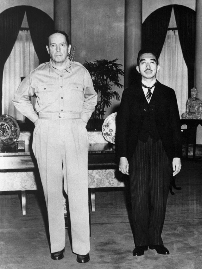  El 27 de septiembre de 1945, el general Douglas MacArthur se encontró con el emperador de Japón Hirohito en la residencia del embajador norteamericano en Tokio Kyodo/via REUTERS