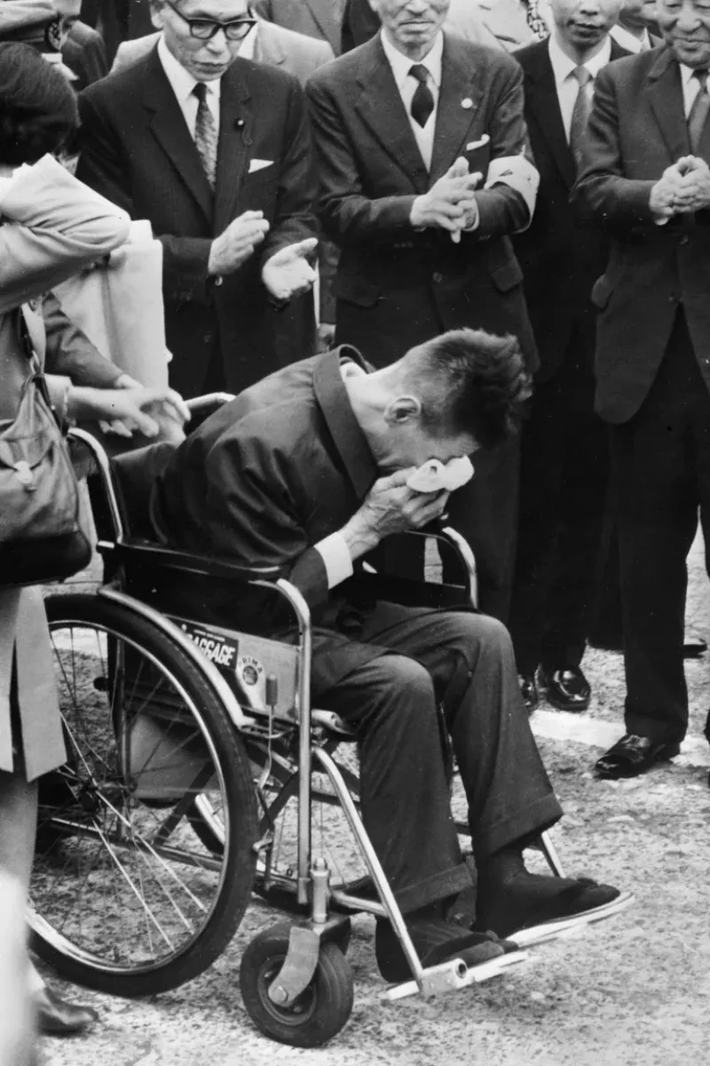 El día del retorno a Japón, Shoichi Yokoi llora de emoción luego de ser recibido como un héroe (Photo by Keystone/Getty Images)
