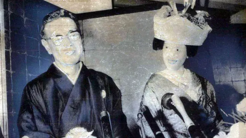  Yokoi y su esposa Mihojo Hatashin, trece años menor que él, con quien se casó seis meses después de su regreso
