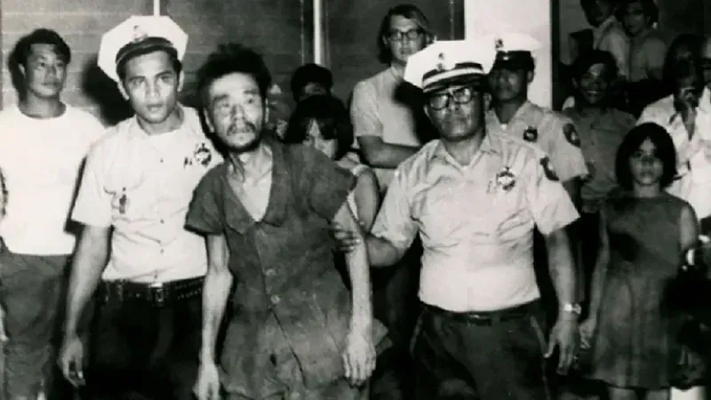  Shoichi Yokoi, flaco, sucio y harapiento, instantes después de ser localizado en la isla de Guam