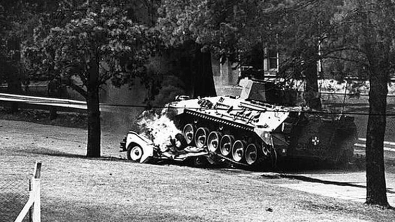  Una foto icónico de aquella luctuosa jornada: un tanque aplasta un auto usado por los atacantes