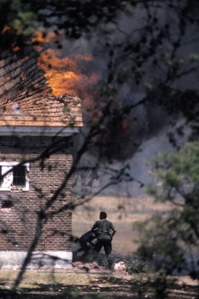  El MTP se lanzó a copar el cuartel en las primeras horas del 23 de enero de 1989 (foto Eduardo Longoni)