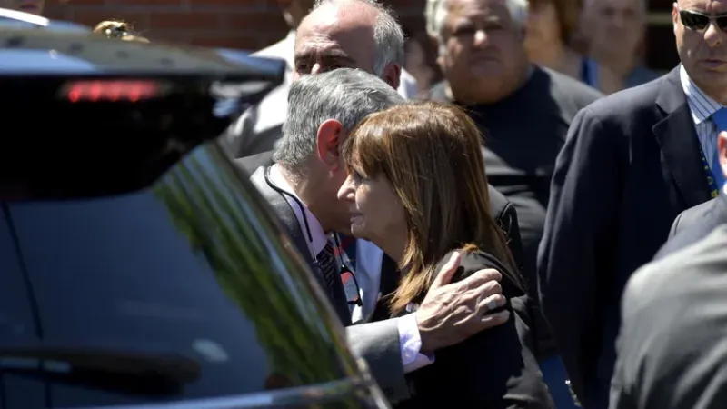 La llegada de Bullrich al velatorio (Foto: Gustavo Gavotti)