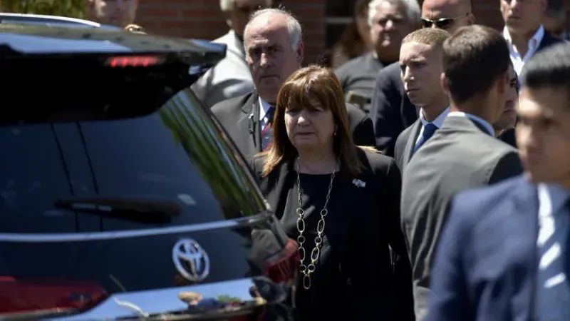 La ministra de Seguridad estuvo algunos minutos en el velatorio (Foto: Gustavo Gavotti)