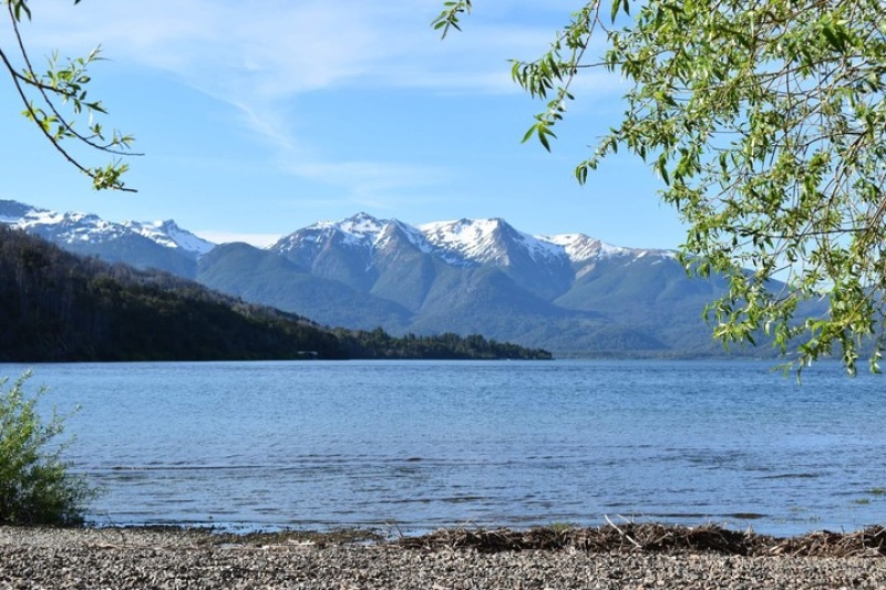   Vista del lago Futaleufú desde el camping Los Maitenes, en el Parque Nacional Los Alerces, cerca de Esquel, Chubut.