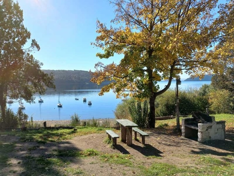   Vista del lago Nahuel Huapi desde el camping Petunia, en Bariloche, Río Negro.