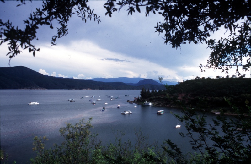   El camping Guanaquitos está ubicado a orillas del lago del dique Cabra Corral, en Salta.