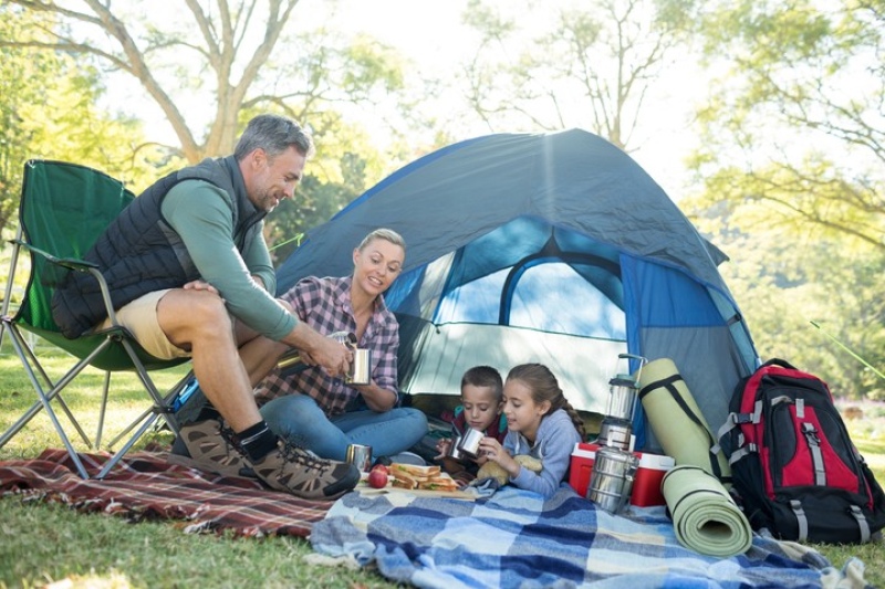   Equipo completo para disfrutar de unas vacaciones en carpa. Foto: Shutterstock