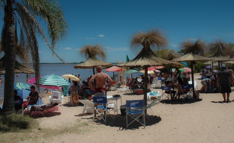   La playa del camping Ñandubaysal, en Gualeguaychú, Entre Ríos.