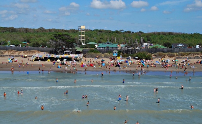   Panorámica desde el mar del camping Estancia El Carmen, en Santa Teresita.