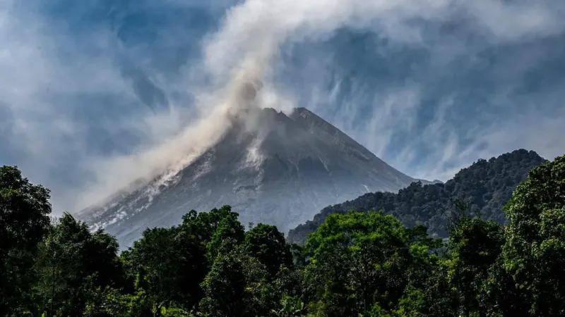 Alarma en Indonesia: volvió a entrar en erupción uno de los volcanes más peligrosos del mundo