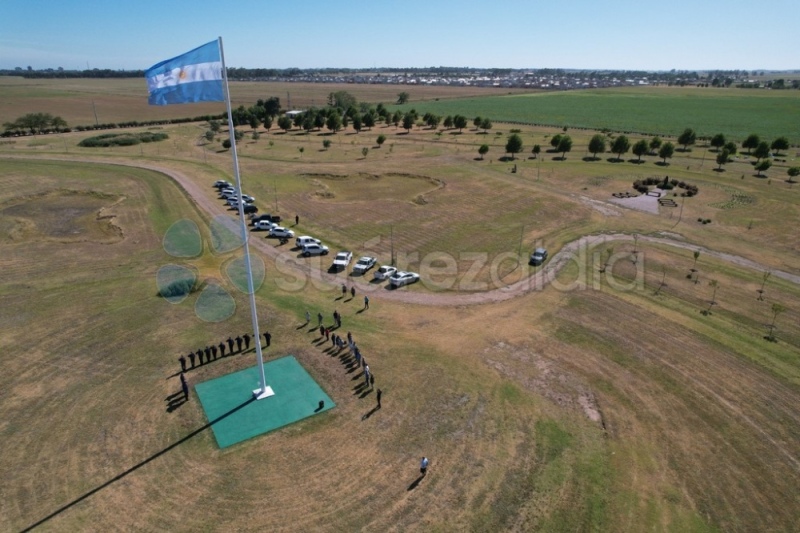 El Parque Héroes de Malvinas luce una nueva bandera en su mástil