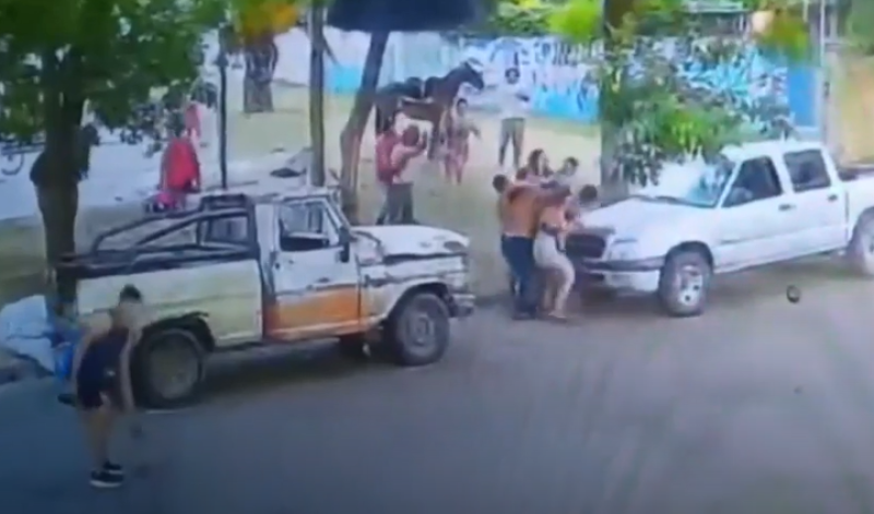 Vecinos de un barrio de Trenque Lauquen desataron una violenta pelea que incluyó piedras, botellas y golpes de puños