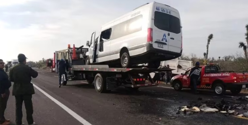 Murieron 6 y 4 nenes: una combi perdió el control en la ruta, chocó contra un camión y desató la sangrienta tragedia