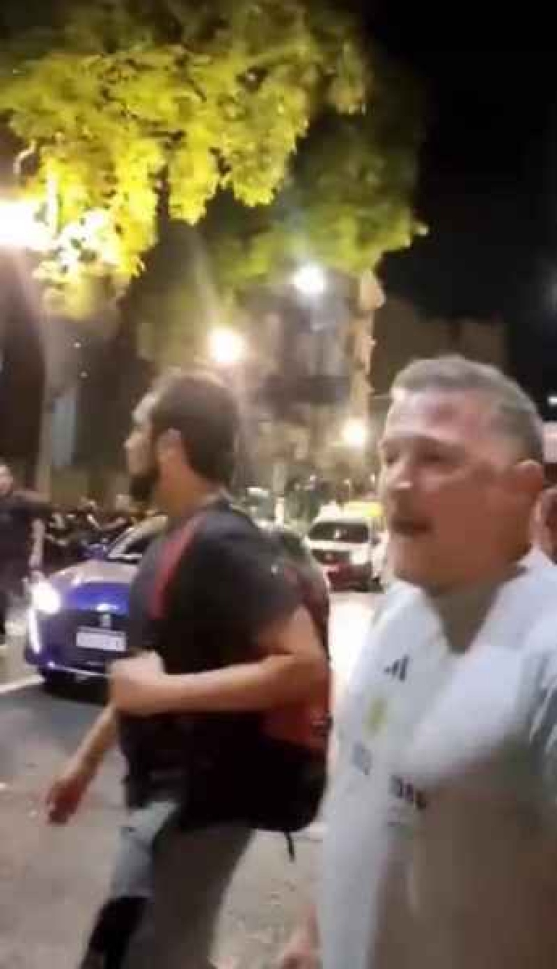 Manifestantes corrieron a Ramiro Marra cuando salía de la sesión en Diputados y terminó en el piso