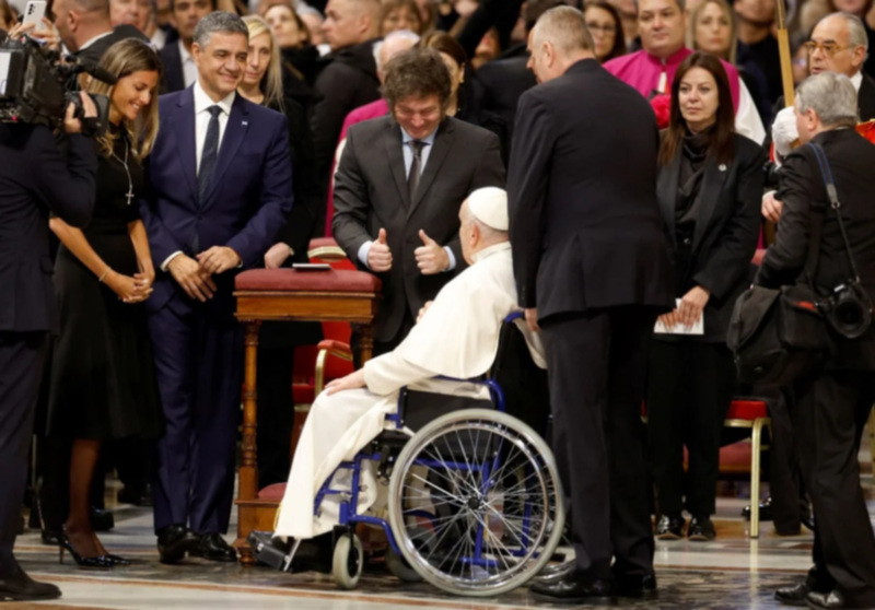 Saludo, pulgares arriba y abrazo incluido: el primer encuentro público de Milei con el papa Francisco