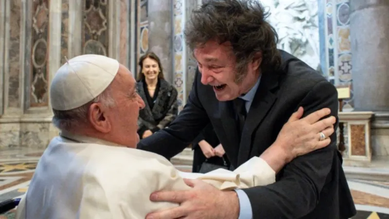 Saludo y abrazo incluido: el primer encuentro público de Milei con el papa Francisco