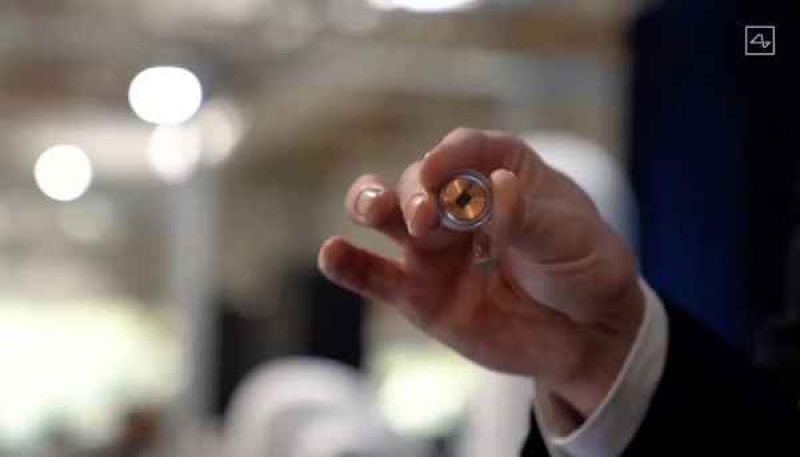 El chip de Neuralink tiene el tamaño de una moneda pequeña. (Foto: AFP)