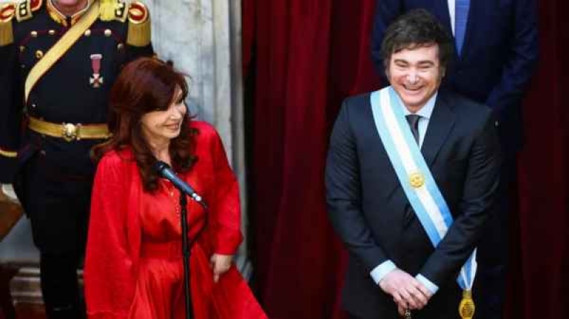 Javier Milei junto a Cristina Kirchner en la asunción presidencial, el 10 de diciembre del año pasado. (Foto: REUTERS/Matias Baglietto)