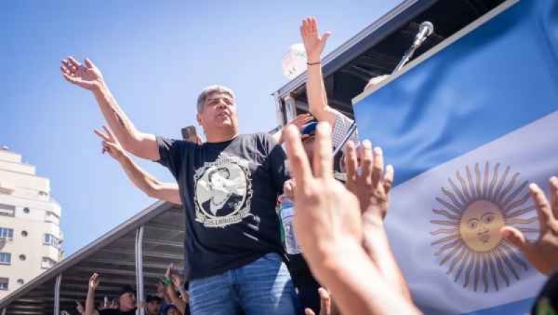 Pablo Moyano pronunció una polémica frase sobre Luis Caputo en el acto central de la CGT frente al Congreso. (Foto: Leandro Heredia / TN)