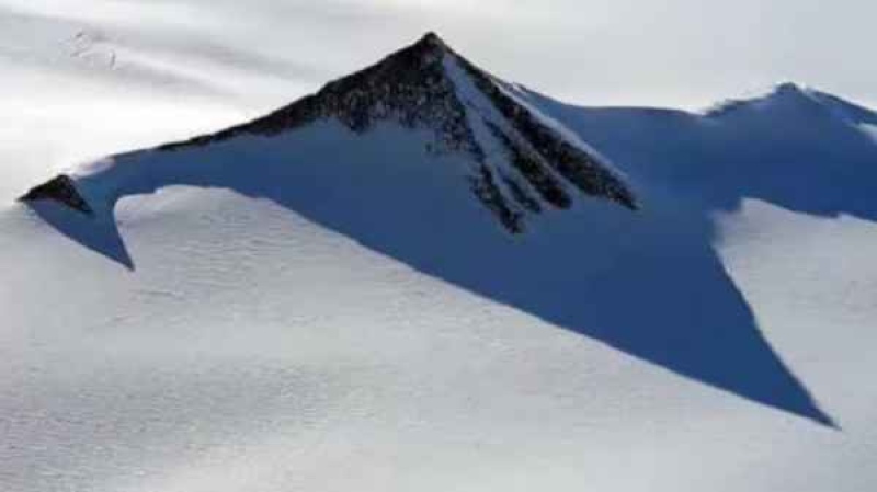 Una montaña piramidal afloró en la Antártida y los científicos buscan explicaciones basada en la ciencia para explicar su surgimiento