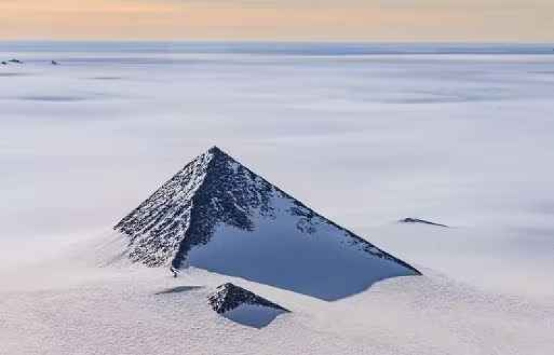  Científicos explicaron que cuando el hielo se derrite y el viento talla la roca, la forma de la montaña evoluciona, revelando capas de historia geológica en su superficie