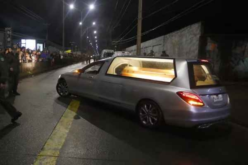 El traslado del cuerpo de Sebastián Piñera en Valdivia. (Photo by Nicolas KLEIN TORRES / ATON CHILE / AFP) / Chile OUT / RESTRICTED TO EDITORIAL USENICOLAS KLEIN TORRES - ATON CHILE