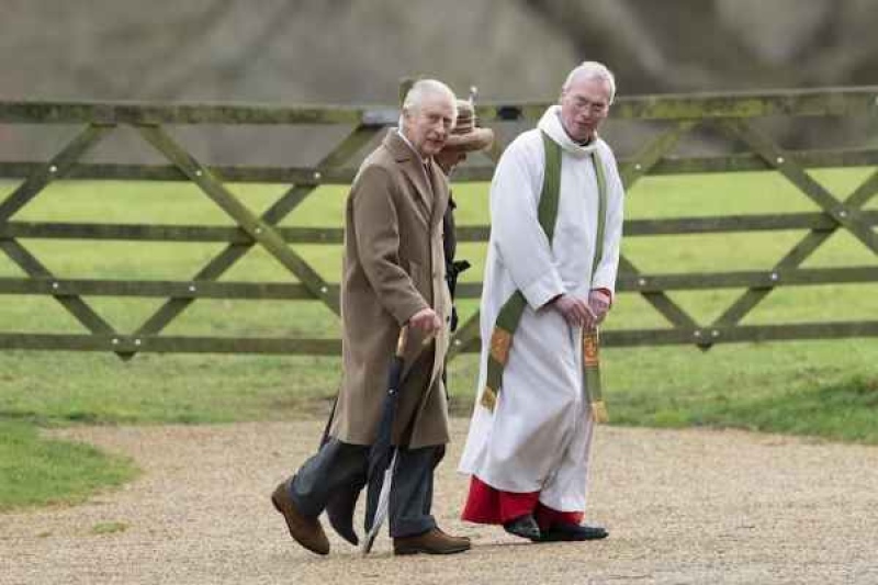 El rey Carlos III de Gran Bretaña y la reina Camilla llegan para asistir a un servicio religioso dominical en la iglesia de Santa María Magdalena en Sandringham, Inglaterra, el domingo 4 de febrero de 2024.Joe Giddens - PA