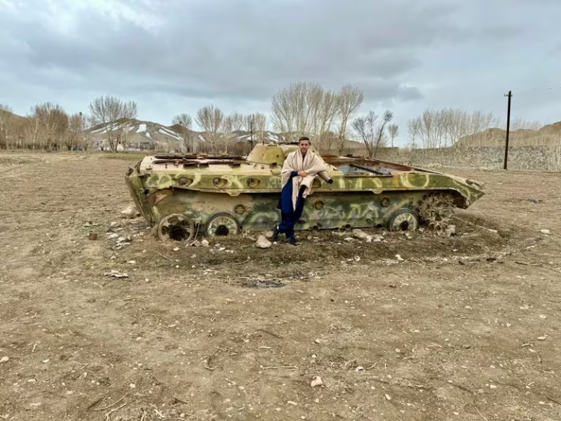  Maxi posa para la foto sobre un tanque de guerra soviético