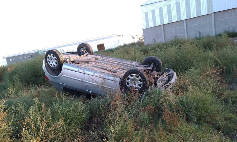 Gran susto: volcó el auto en la Ruta 3 y salió ilesa