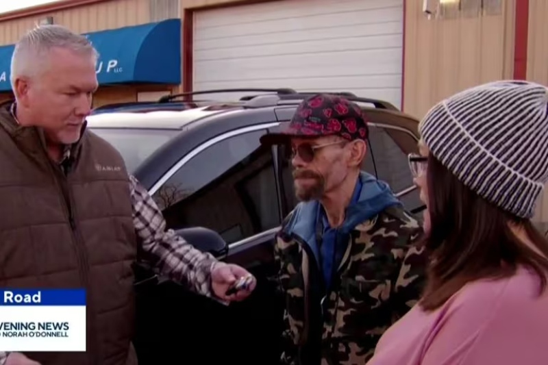  Dado que Moczulewski no puede conducir debido a su discapacidad visual, las llaves del coche se entregaron a Conrad. (Captura de video CBS News)
