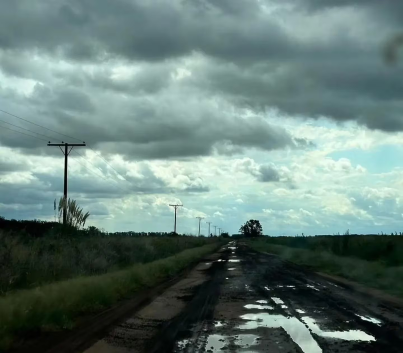 La Sociedad Rural de Vedia planteó que ”no se está llevando a cabo adecuadamente la contraprestación en el mantenimiento de la red vial de los caminos rurales”. (Foto: Captura de video)