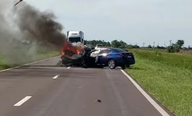 Los vehículos quedaron destruidos tras el choque. (Foto: captura)