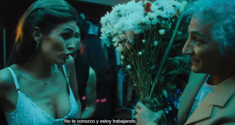 En la serie, el primer rechazo llega cuando Coppola le regala flores a la modelo