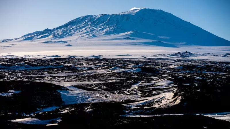 Una vista de la Isla de Ross. De fondo, el Monte Erebus, el volcán activo más meridional de la Tierra y uno de los dos que están en la Antártida. Su cima se encuentra a 3.400 metros de altitud (Getty Images)